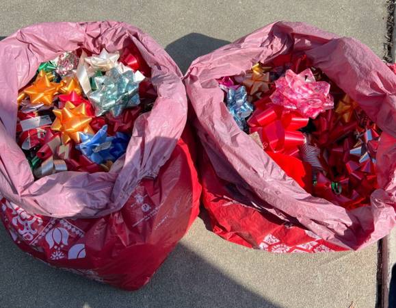 100 CHRISTMAS PRESENT BOWS 1