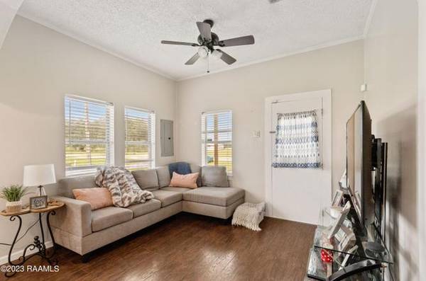 $1,200 / 1br - 750ft2 - Cajun cutie con 1 dormitorio, 1 baño en un gran terreno campestre ubicado (Breaux Bridge)63857515085443120