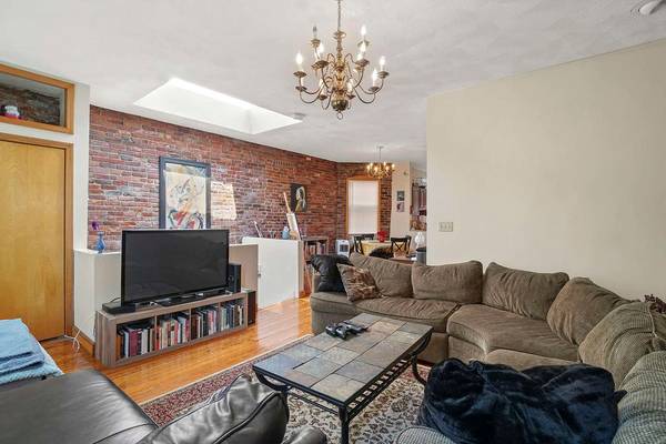 $3,650 / 2br - 1000ft2 - 1000 sq ft, Brick, Hdwd flrs, Gas lit Baldwin st. , Near T (Charlestown)63655366445315122