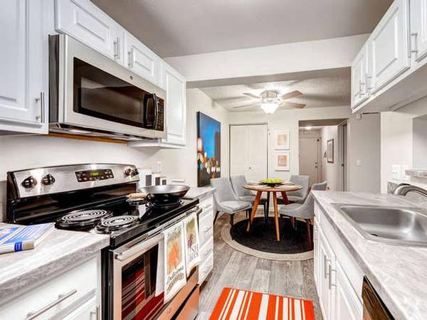 $1,593 / 2br - 944ft2 - Sophisticated 2 BR Living with Clubhouse & WiFi (Parking lot with carports available.)63973501297154120