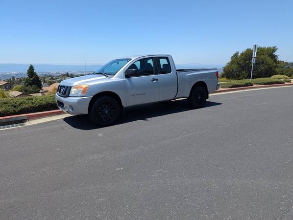 2011 Nissan Titan Crew Cab, plateado/negro, 108k millas, limpio, económico! - $7,500 (hayward / castro valley)63654698861315120