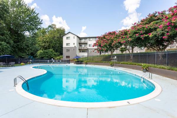 $2,650 / 3br - 1175ft2 - On-call Maintenance, Two Play Areas, Balcony or Patio (4820 Kenmore Avenue, Alexandria, VA)63896034373507122