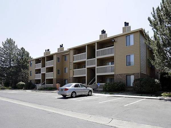 $1,520 / 2br - 836ft2 - Washer & Dryer Included, Built-in Shelves, Walk in Closets (Aurora)63973504093443121