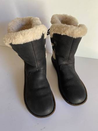 UGG Acadia Women's 6 Sheepskin Winter Boots 1