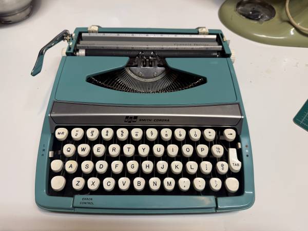 Vintage Smith-Corona Corsair Deluxe Typewriter w/ Case — Cleaned - $125 (los altos)
