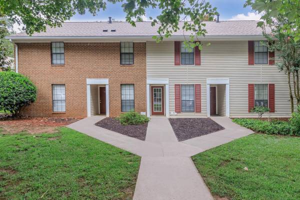 Unbeatable Location! Steps from Dining, Shopping, and Fun! 1