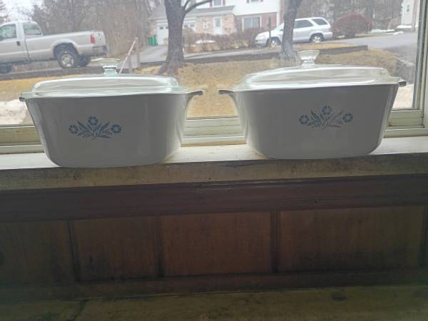 Vintage CorningWare blue cornflower casserole dish 1