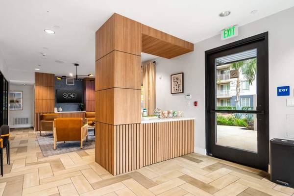 $2,544 / 1br - 743ft2 - Pagos de alquiler en línea, acogedor salón con chimenea al aire libre, 1 dormitorio (6300 Variel Ave, Los Angeles, CA)63840113587201121