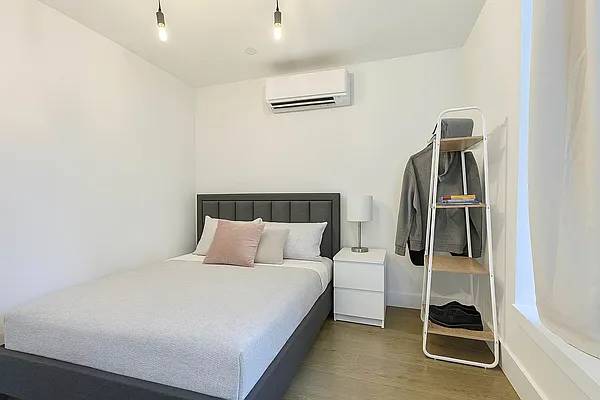 $3,650 / 3br - Renovated Three Bedroom Two Bathroom with Laundry and Central AC (Brooklyn)63689787753091123