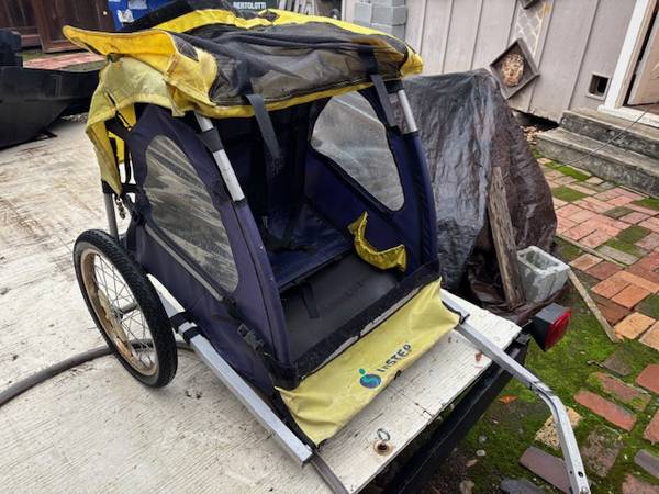Instep 2-kid bike trailer 1