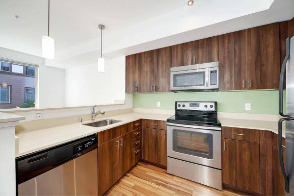 $1,960 / 1br - 680ft2 - Exclusive 1 BR/1 BA Condo with Rooftop Pool and Bark Park (Bothell)63808131326083123