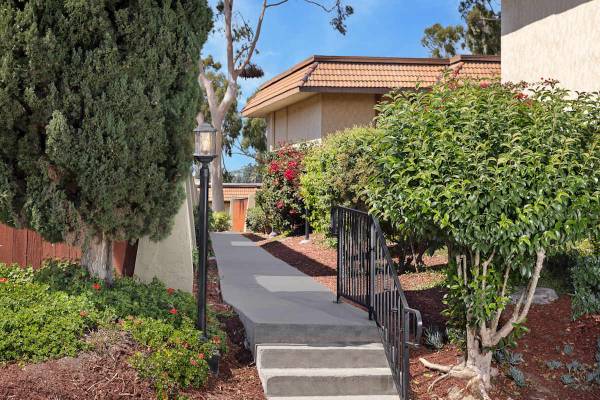 $2,580 / 2br - 1025ft2 - Spacious Closets, Resident Referral Program, Gas Range and Microwave (2051 Geneva St, Oceanside, CA)63865701744385123