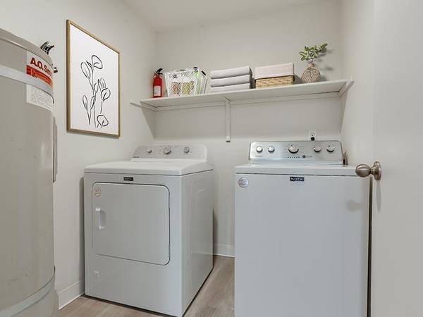 $1,745 / 2br - 930ft2 - 1 y 2 dormitorios en alquiler - Disfrute de estacionamiento cubierto y excelentes vistas (1319 SE Ellsworth Rd, Vancouver, WA, 98664)63820882549633123