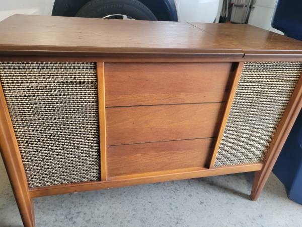 Zenith Solid State Stereophonic High Fidelity Phonograph 1