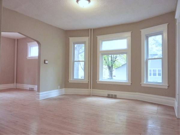 $1,375 / 2br - 1000ft2 - Clean and Bright Freshly Renovated 2 BR Apartment Main Floor! (Phalen)63797857840259123