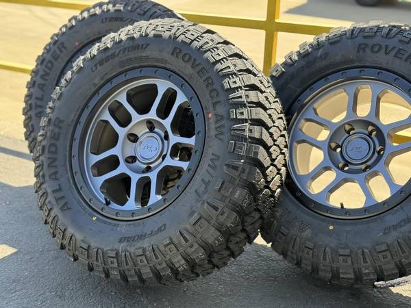 Jeep Wrangler Gladiator Rubicon, llantas de 17 pulgadas, aros AGP, neumáticos de 33", $1.350 (Carmichael)63440114016129121