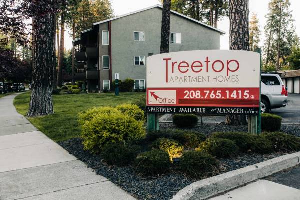 $1,300 / 2br - 920ft2 - Spacious Apt Nestled in Trees!  2 Bed/1Bath, Garage, A/C, Fitness Room (Coeur d'Alene)63969876883458124