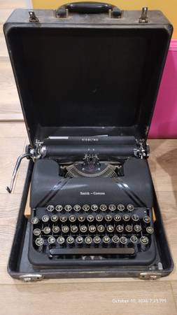 1940's Typewriter 1