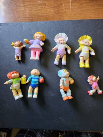 Cabbage Patch figures from 1984 and trading cards 1
