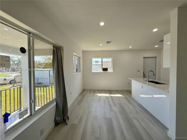 $3,300 / 3br - House for rent 3/2 (Miami)64001846721922123