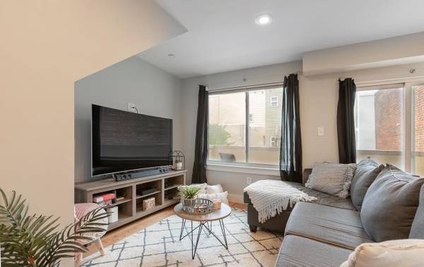 $1,200 / 1br - 916ft2 - Cozy Furnished One Bedroom Condo In Old Kensington, With Parking (Philadelphia)64046037327107124