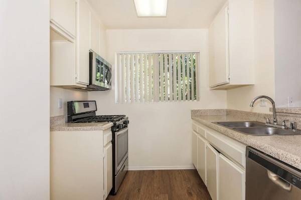 $2,439 / 2br - 822ft2 - Washer/Dryer In-Unit, Pet Friendly, 2nd floor unit, 2bd/2bth (Santa Clarita)63857734155009124