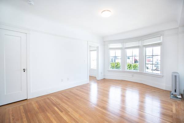 $3,495 / 1br - 422ft2 - Studio/Hayes Valley/250 Fell&Gough/W/D in unit/Top Floor !! (hayes valley)63826176291331120