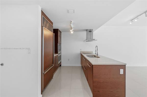 $3,250 / 1br - 984ft2 - Stylish 1bd Condo in Icon Brickell No Two, Miami (Miami)64001845990275121