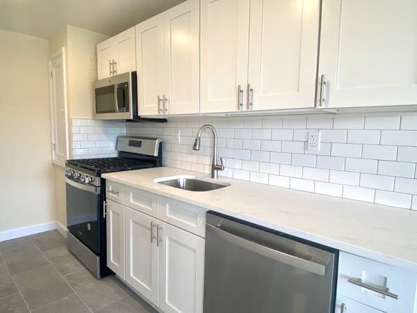 $3,200 / 2br - 1200ft2 - 2 Bedroom - Upscale Kitchen in a Tuckahoe Tudor Style Property  $3200 (Tuckahoe, NY)63684762764417123