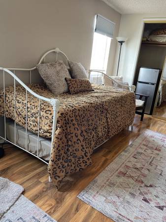 $1,295 / 1br - 675ft2 - Estudio Amueblado con Patio Privado (Santa Maria)63663854410753120