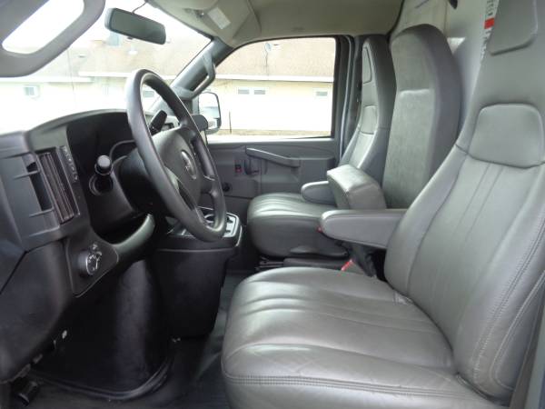 2019 GMC G-3500 SRW 12-FOOT - Photo 5