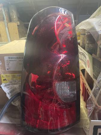 2004 - 07 Chevrolet Silverado LH Tail Light ASSY OEM Gm16530965--B 1