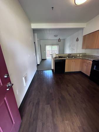 $1,500 / 2br - 800ft2 - Planta Baja de 2 Dormitorios y 1 Baño! Disponible a partir del 6/11/202563977278397315120