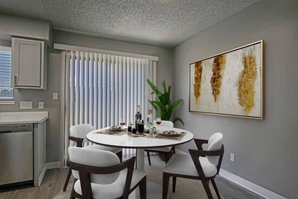 $1,595 / 2br - 924ft2 - 2x1.5 Renovated Townhome Coming Soon Near Parks, Downtown, & UNR (Reno)63682255278081122