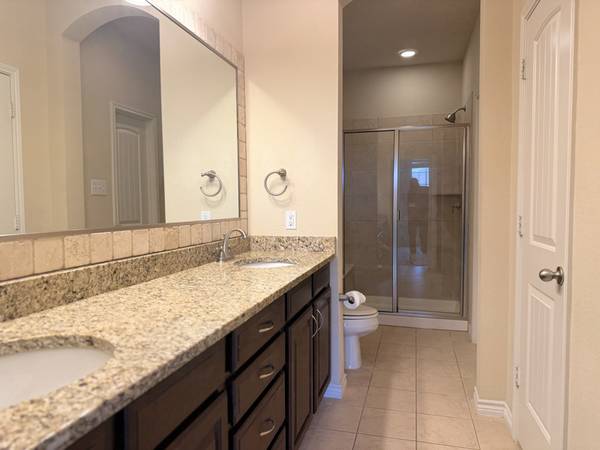 $1750.00 / 1br - 1013ft2 - 1 habitación (+ espacio de oficina) / 1.5 baños amplio condominio en el centro de Fort Worth63867603233539122