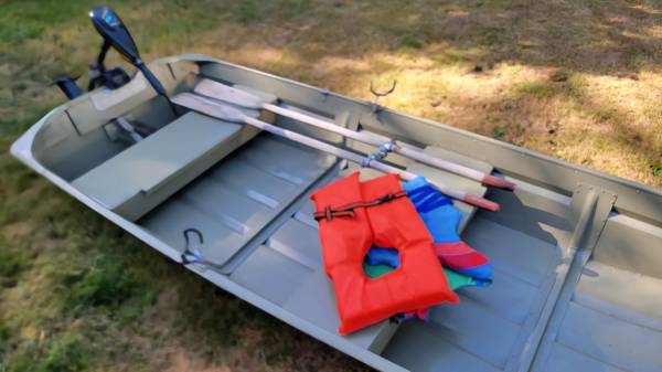 10' embarcación de aluminio Jon con motor eléctrico MinnKota de 30 libras de empuje - $650 (Auburn)63471419104257124