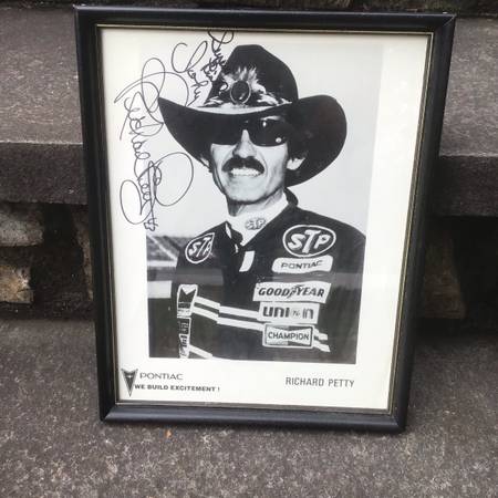 Richard Petty Authentic signed 8x10 The King Nascar 1