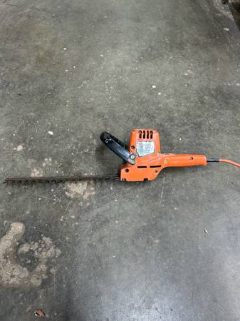 Black & Decker hedge trimmer 1