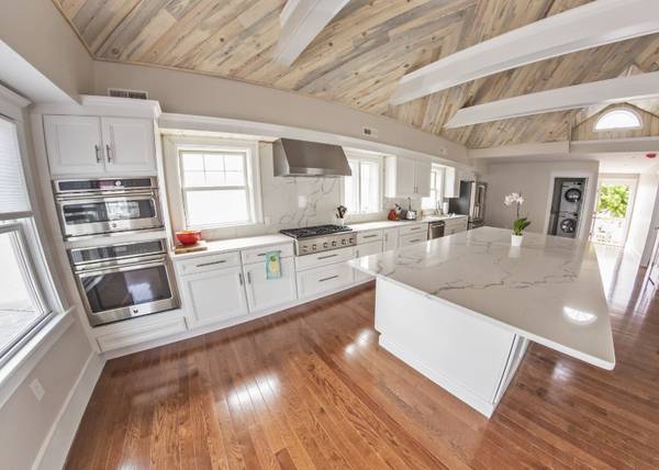 $2400.00 / 2br - 5 L Street Upstairs63656278272899124