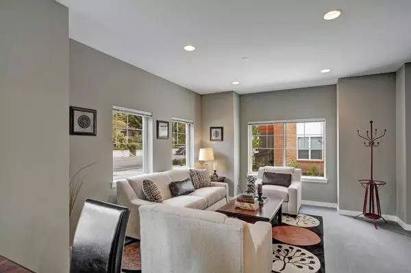 $2,700 / 2br - 974ft2 - Spacious 2 Bed, 2 Bath! Save Thousands at Move In! (Bellevue)63688514610049120