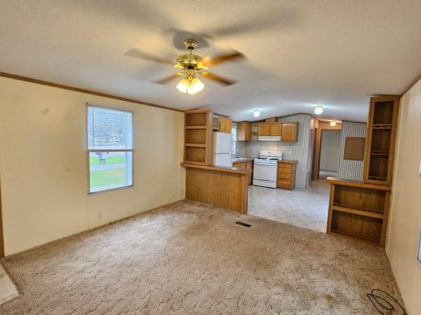 $1,275 / 3br - 924ft2 - 3 Bed 1.5 Bath in Port Crane (Port Crane)64035577676163120