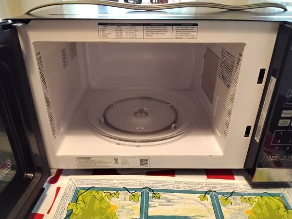 Black & Decker microwave. 1