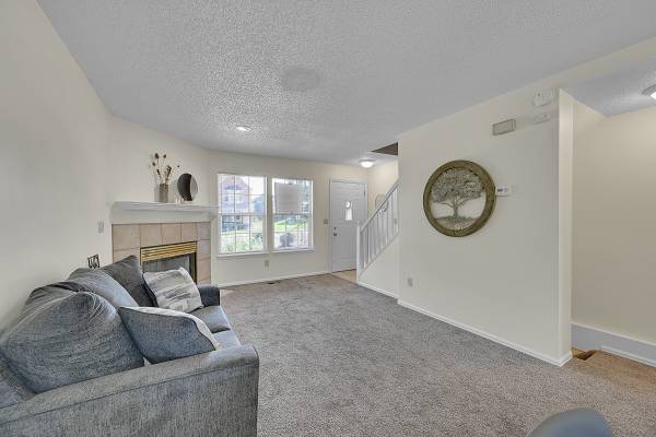 $1,900 / 2br - 1600ft2 - FOR RENT: D20 School District-2 bed both w/ adj. bathrooms, POOL!! (Colorado Springs)63686832674691122