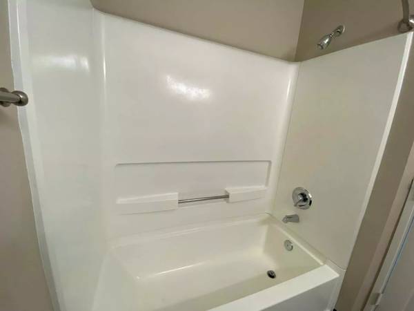 $1,926 / 2br - 1171ft2 - 6-weeks free if you move in within 7-days of applying! (Portland - Close to Airport)63956924393730124