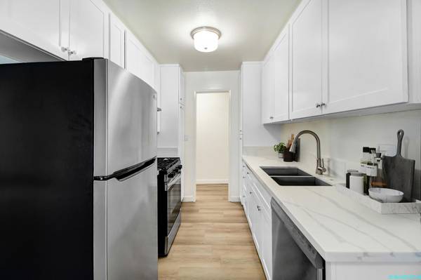 $3,500 / 2br - 1100ft2 - West Los Angeles 2 Bedroom 2 Bath ^ Air Conditioning ^ Won't Last! (West Los Angeles)63952928216450122