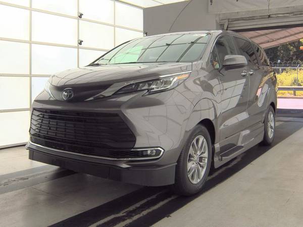 2022 *Toyota* *Sienna* *XLE* handicap, wheelchair accessible VMI side - $68,000 (Toyota Sienna)63624909020417121