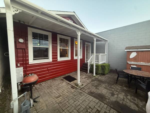 $2,900 / 2br - 610ft2 - 2  Bedroom House One Block to the Beach!  Pet OK (pacifica)64055523631875121