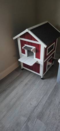 Outdoor farmhouse for cats 1