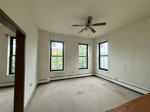 $2,200 / 1hab - 700ft2 - Loft como 1 habitación con calefacción y agua caliente incluidas - ¡1 minuto hasta la línea verde! (Gilman Sq)63655181094275124