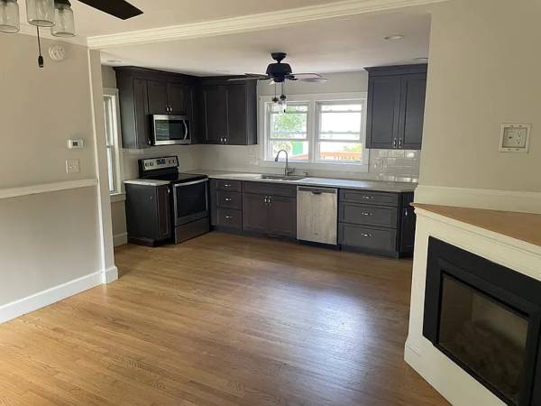 $1,500 / 2br - 758ft2 - 2/1 Fresly Painted Home in Dover,NH (Dover)63656212447873123